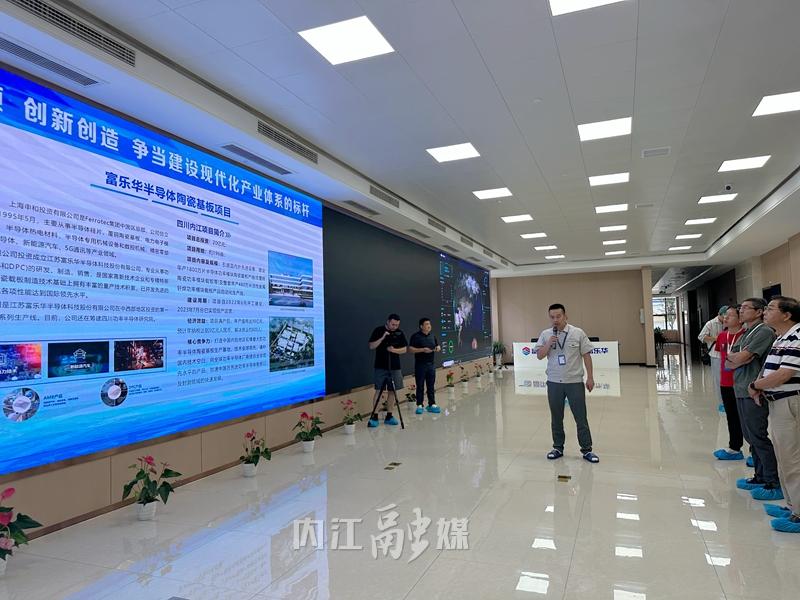 行走中国·2024海外华文媒体高层川渝行 | 满产运行！“内江造”电子信息产品释放“新”动力